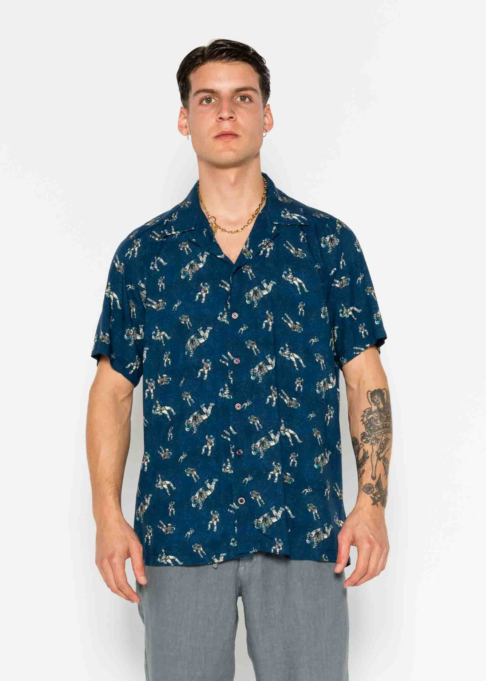 CAMISA M/C DE BOWLING DE VISCOSE ESPACIAL